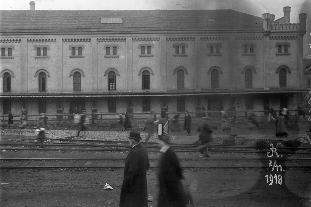 Fotografie od Rudolfa Jenatschkeho, drancování skladiště u dnešního západního nádraží (foto sbírky MMUL)