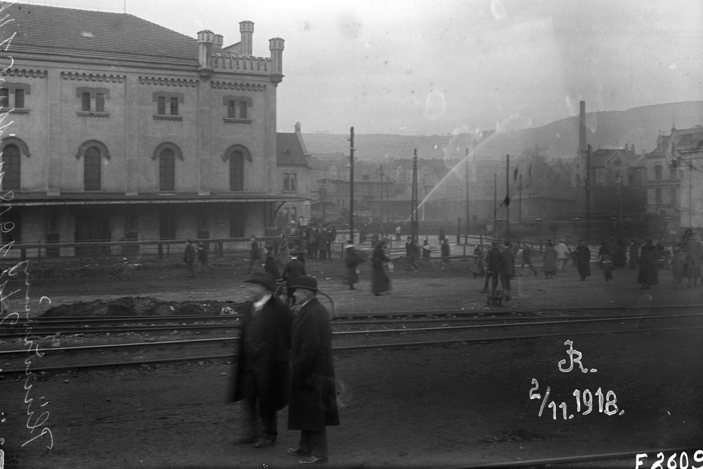 Fotografie od Rudolfa Jenatschkeho, drancování skladiště u dnešního západního nádraží (foto sbírky MMUL)