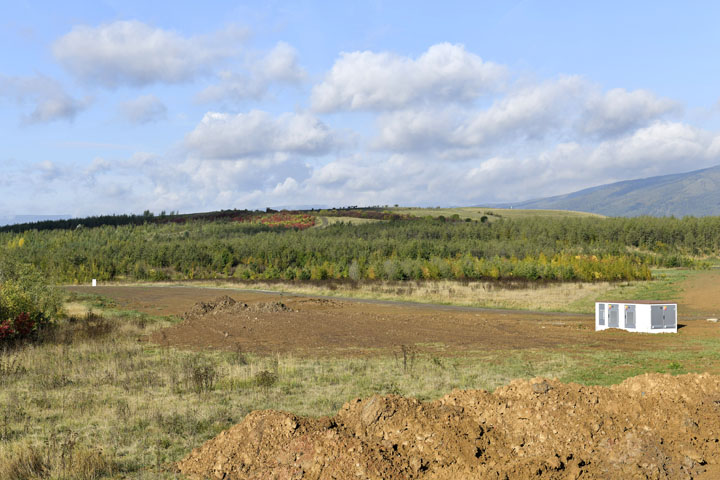 Pohled na bývalou skládku chemického odpadu (kopec mírně v pozadí), severně od jezera (foto J. Preclík)
