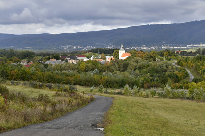 Obec Roudníky, jihozápadně od jezera (foto J. Preclík)