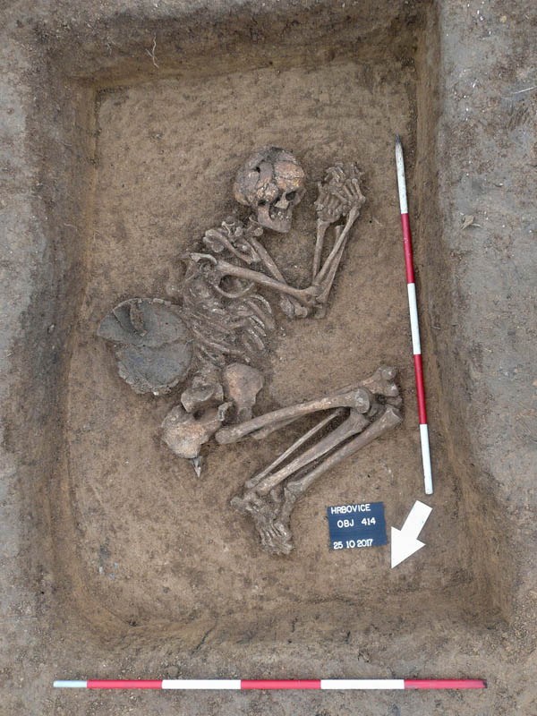 O den později – odkrytý hrob lučištníka s výbavou, výzkum MMUL (foto K. Svoboda)