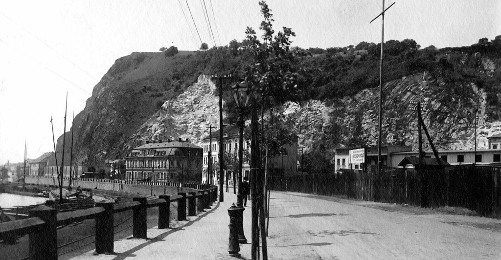 Mariánská skála s kamenolomem – pohled od východu 1895 (foto sbírky MMUL)