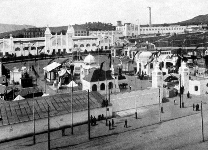 Pohled na výstaviště, dvě velké bílé budovy: vlevo se dvěma věžičkami hala průmyslu, vpravo na kopci pavilon strojírenství (foto sbírky MMUL)