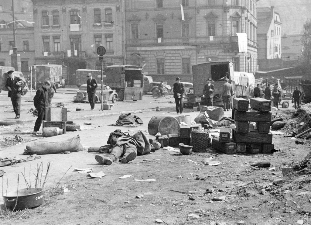 Mrtvý muž na Předmostí krátce po skončení války (foto sbírky MMUL)