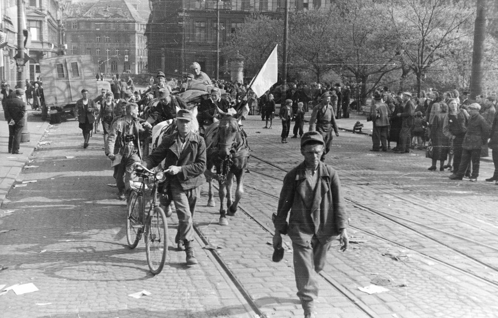Kolony putujících lidí, květen 1945 (foto sbírky MMUL)