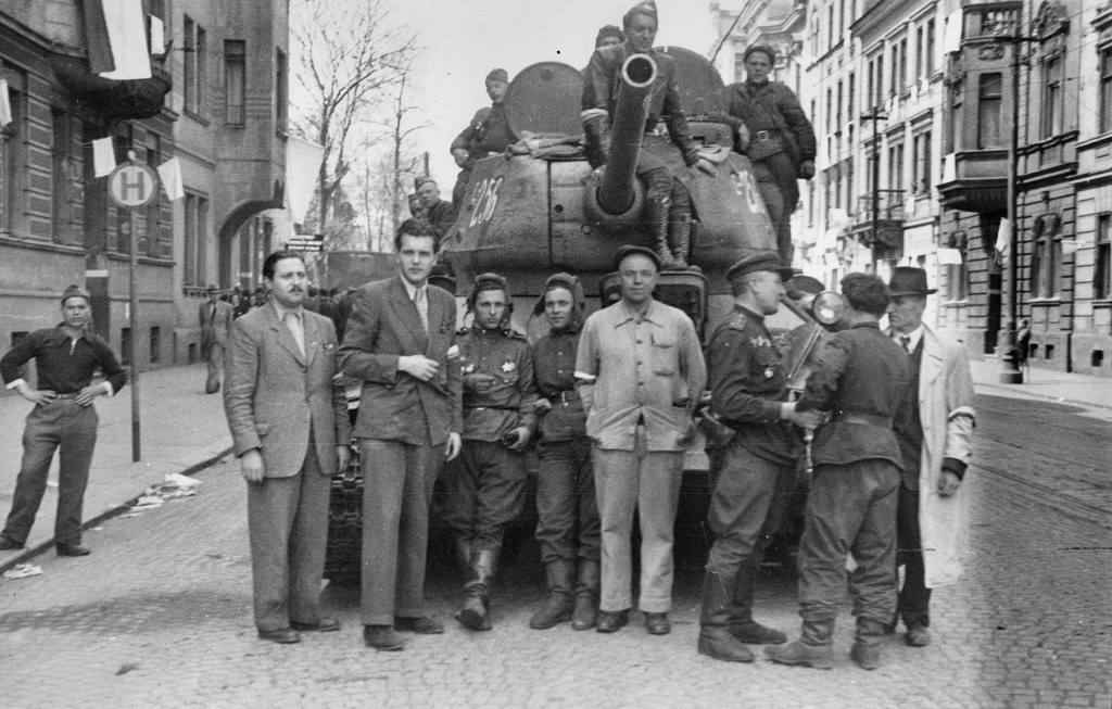 Představitelé Revolučního národního výboru vítají osádku průzkumného sovětského tanku, 8. 5. 1945 (foto sbírky MMUL)