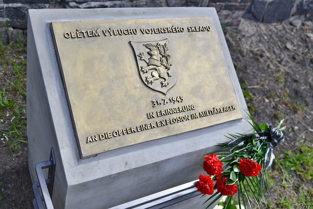 Pomníček obětem výbuchu v ulici U Cukrovaru v Krásném Březně (foto J. Preclík