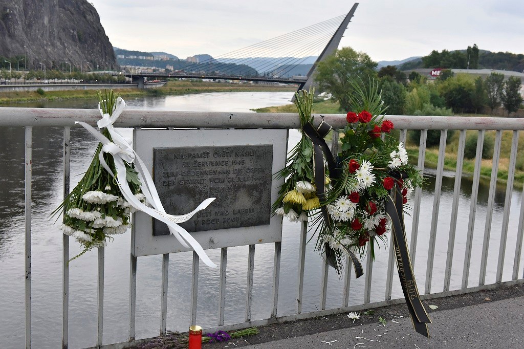 Pamětní deska obětem masakru na mostě Dr. Edvarda Beneše (foto J. Preclík