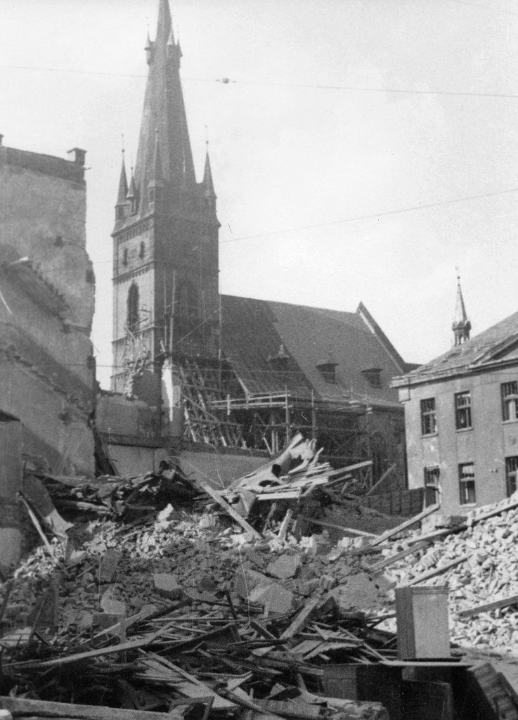 Zničený dům vedle kostela (foto sbírky MMUL)